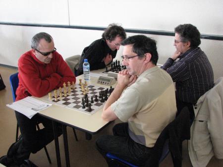 R6 Arpajon Michel est curieux